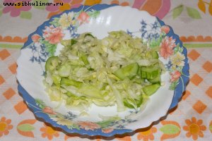 Салат из свежей капусты с огурцами