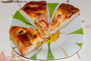 Пицца с колбасой и огурцами