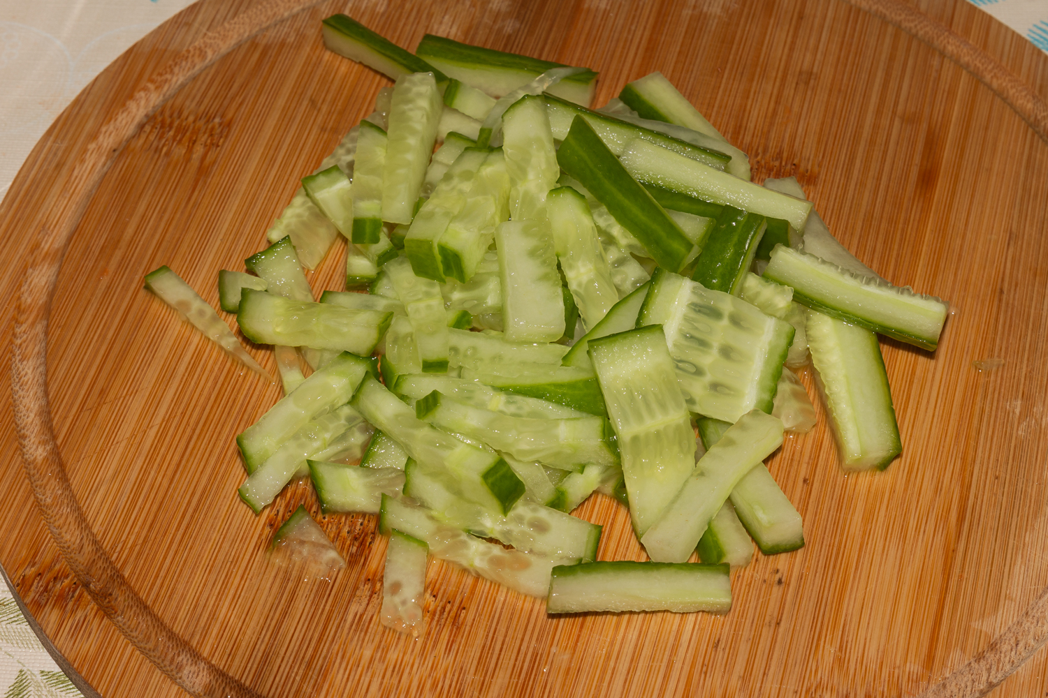 нарезанный огурец по рецепту Салат с курицей и овощами без майонеза 