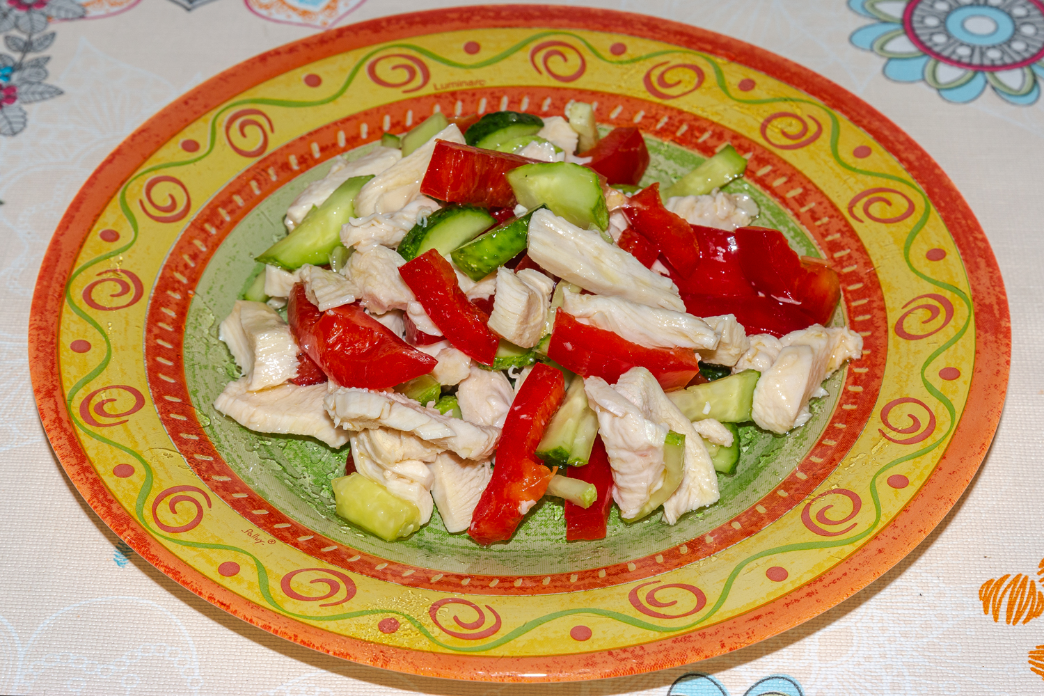 Салат с курицей и овощами без майонеза