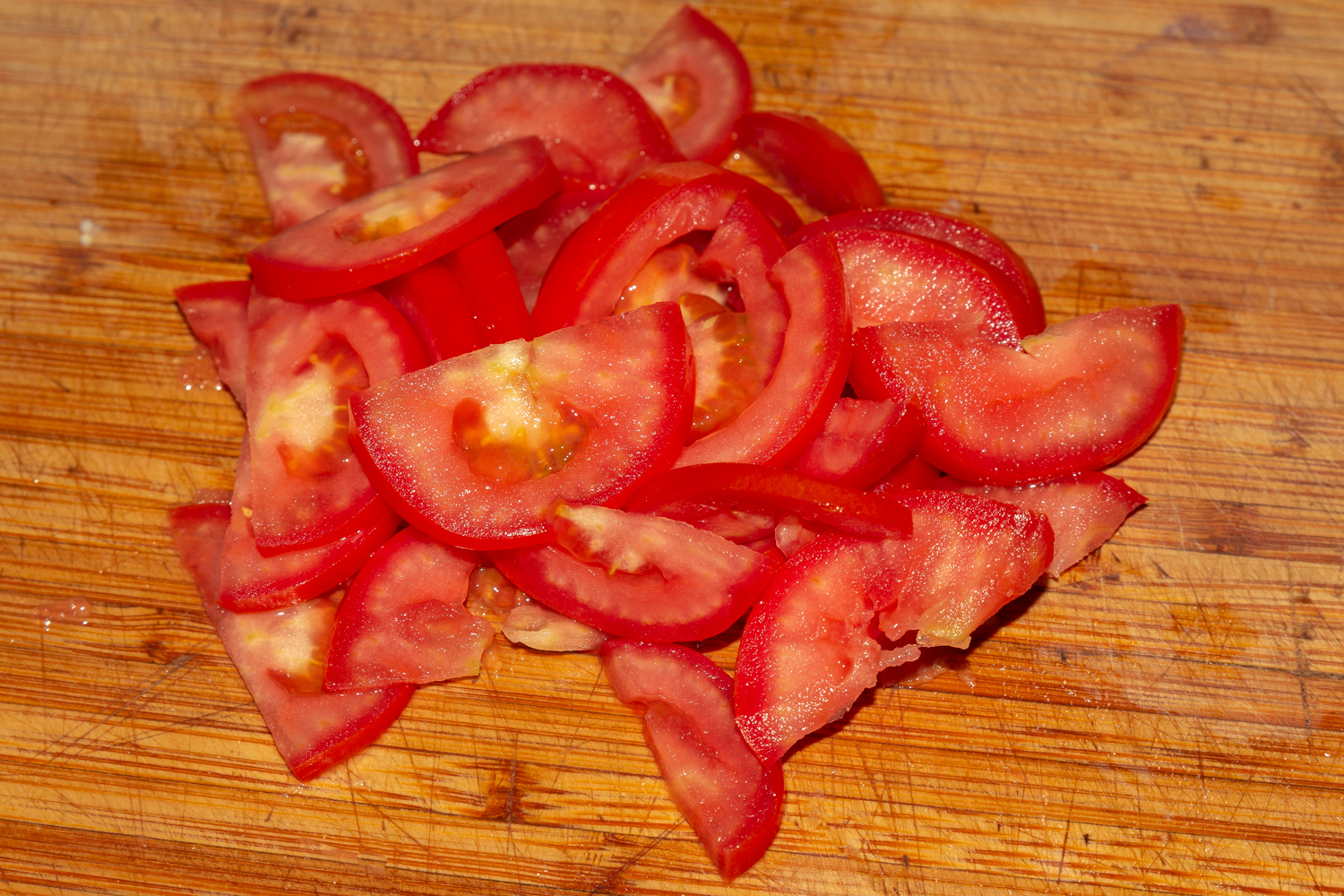 нарезанная помидорка по рецепту Салат из капусты, помидоров и болгарского перца