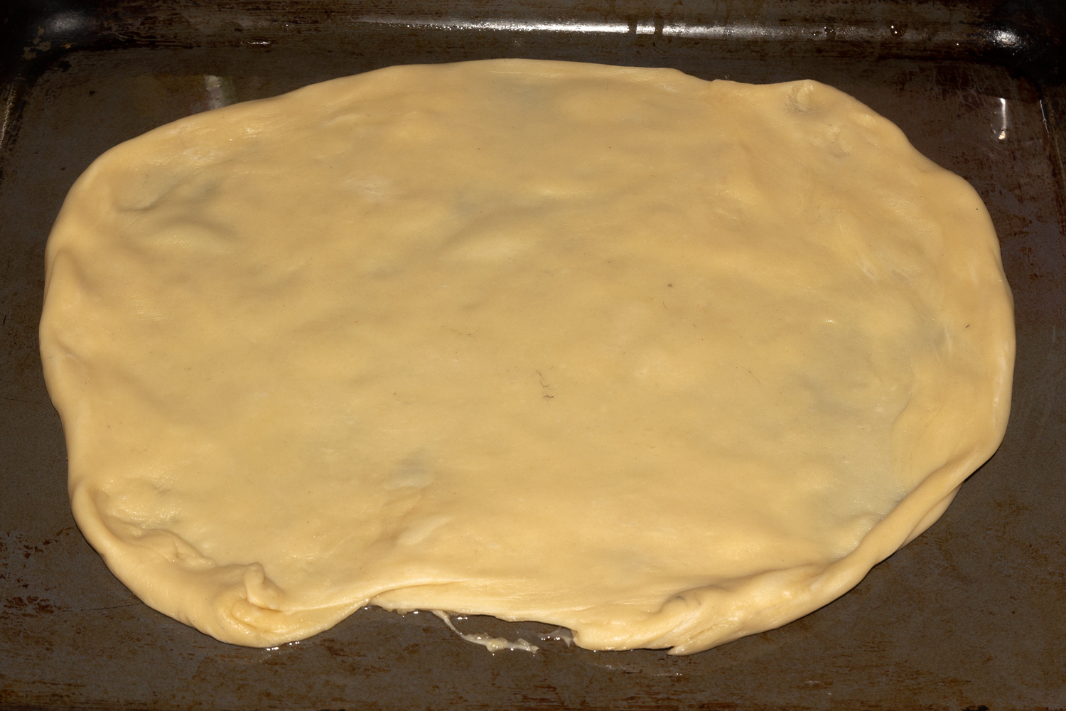 раскатанное тесто по рецепту  Пицца с колбасой, сыром, баклажанами 