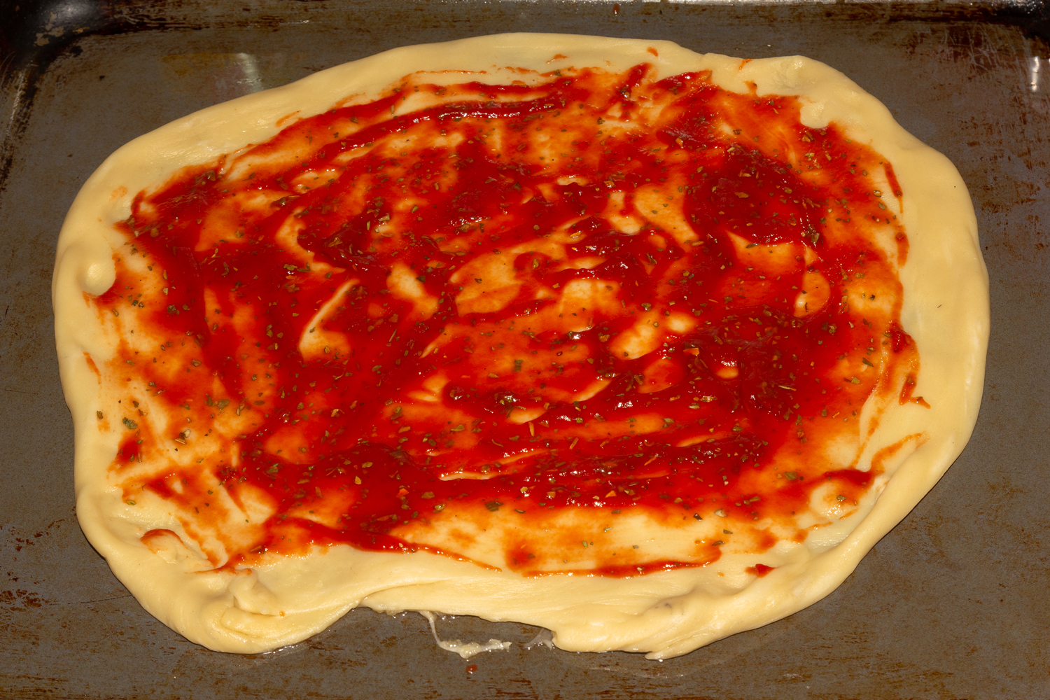 тесто смазанное соусом по рецепту  Пицца с колбасой, сыром, баклажанами 