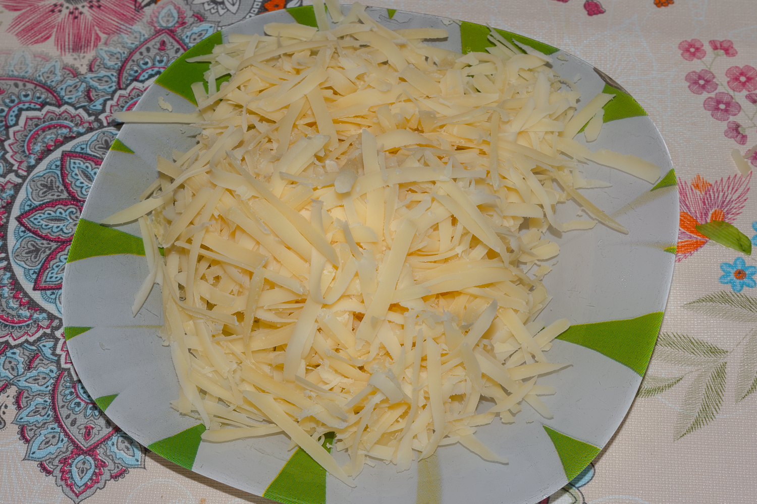 натертый сыр по рецепту Наггетсы из кабачков в хрустящей панировке