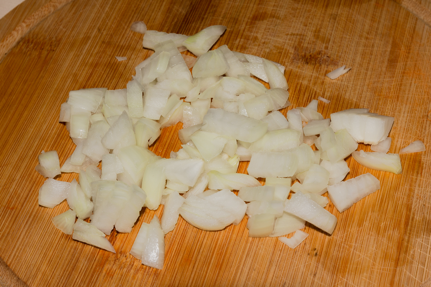 нарезанный лук по рецепту Горбуша в сливках на сковороде