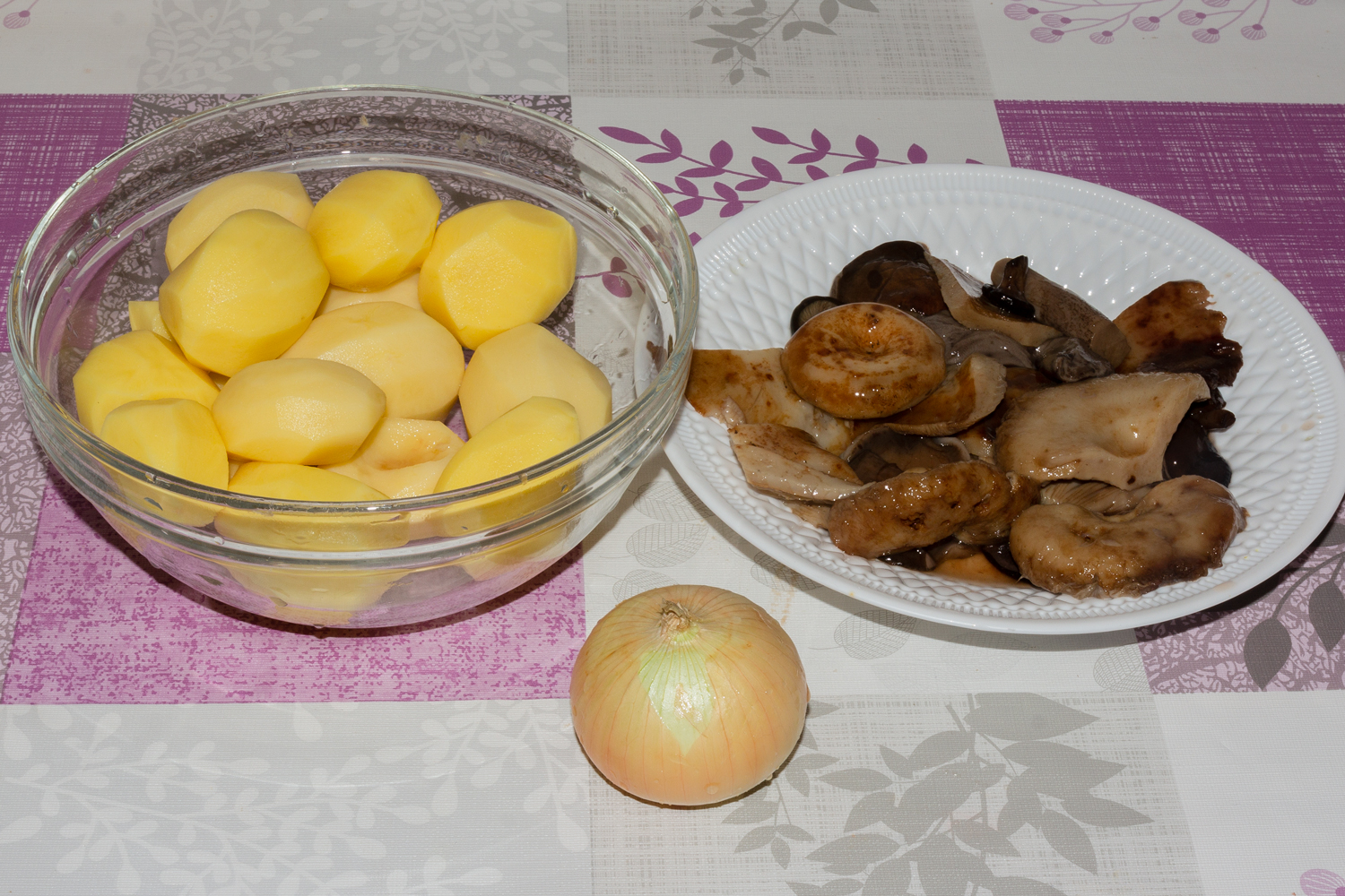 продукты для рецепта Картошка с грибами и луком