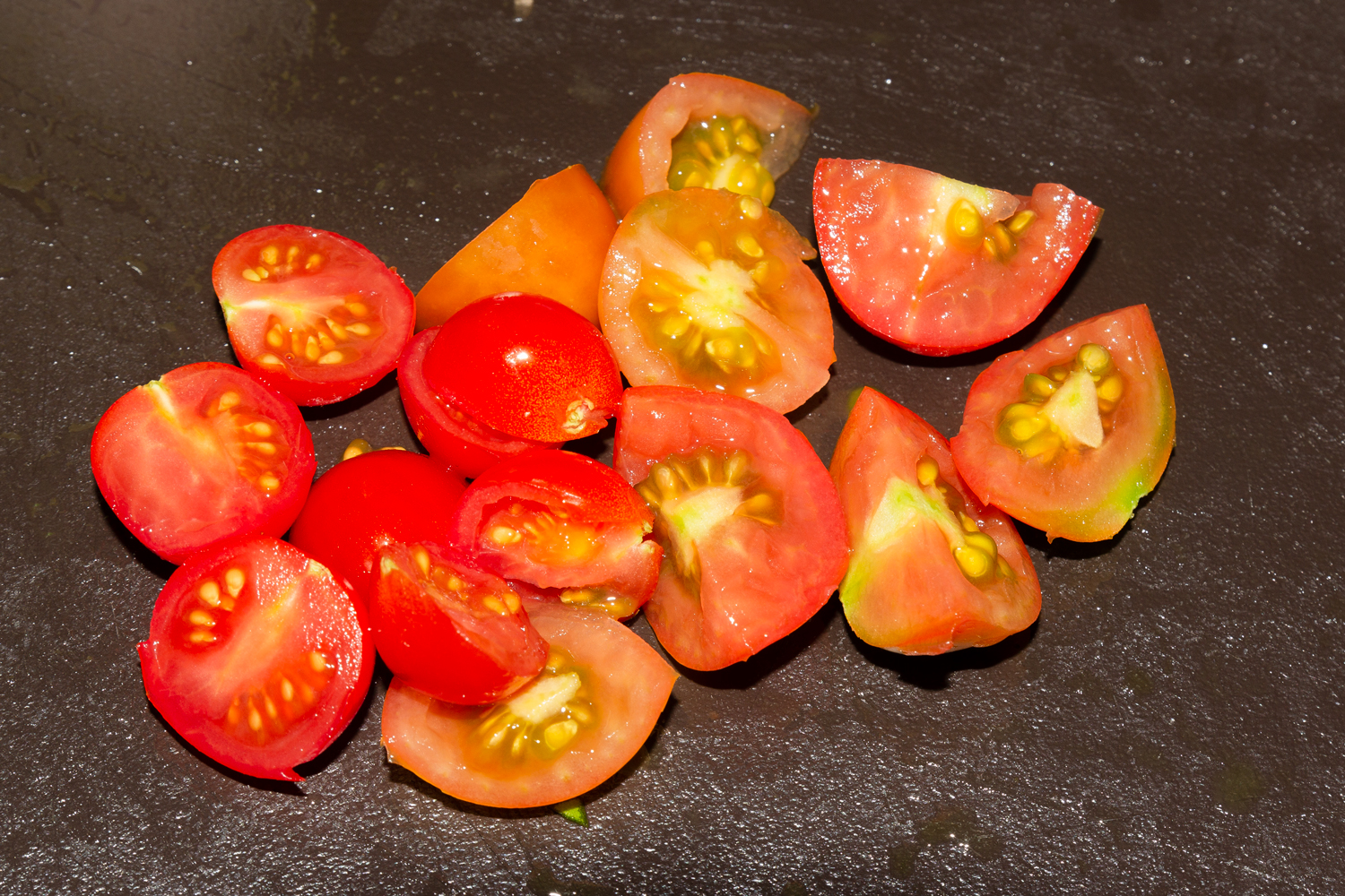 нарезанные помидоры по рецепту Салат с консервированный тунцом и перепелиными яйцами