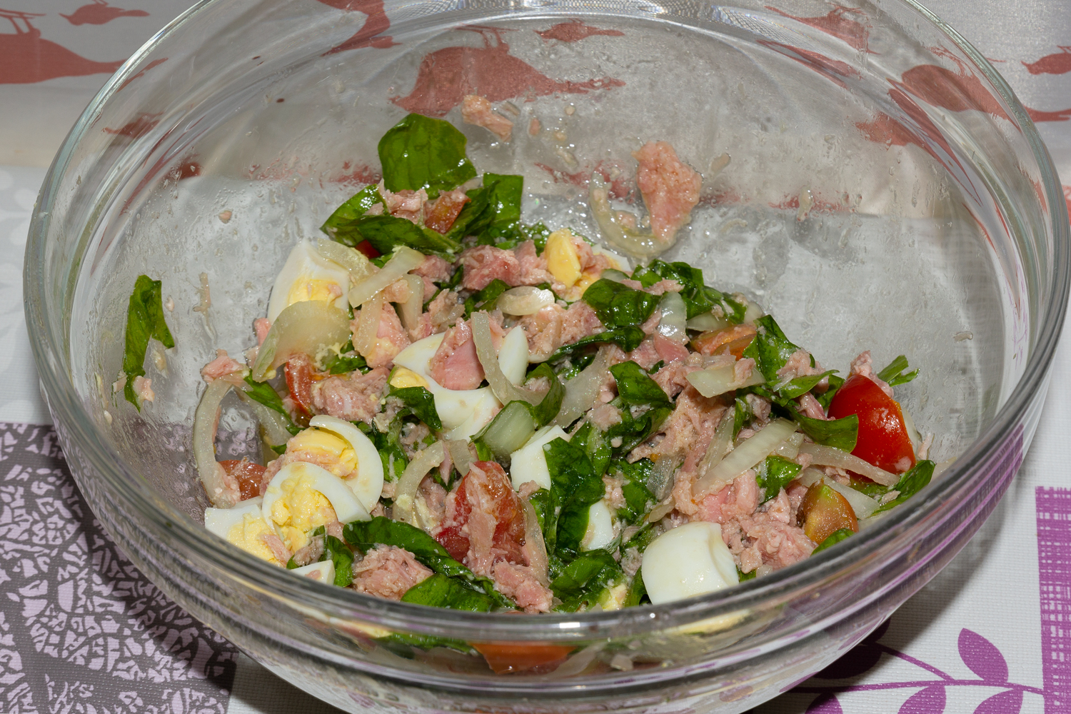 готовый салат по рецепту Салат с консервированный тунцом и перепелиными яйцами