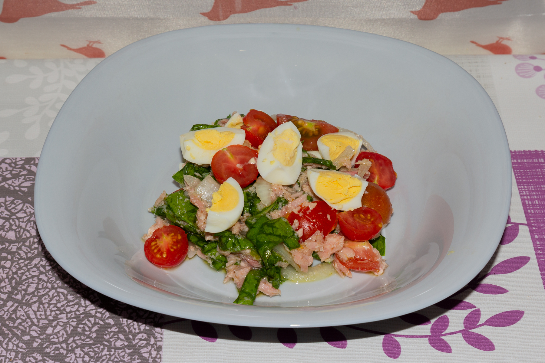 Салат с консервированный тунцом и перепелиными яйцами
