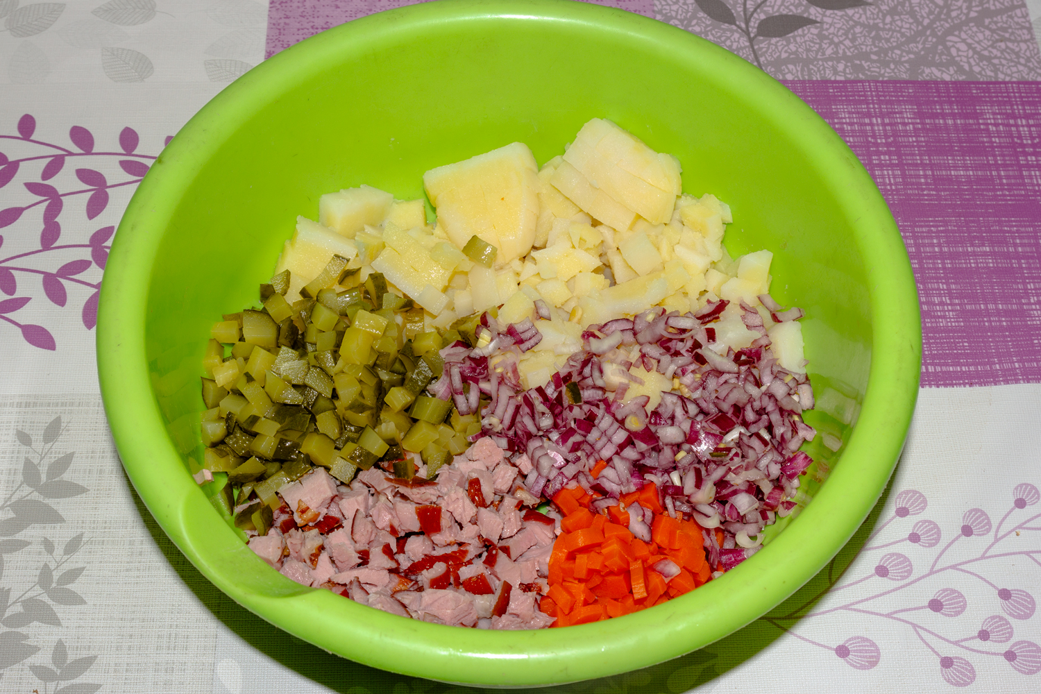 нарезанные овощи по рецепту Картофельный салат с копченой индейкой