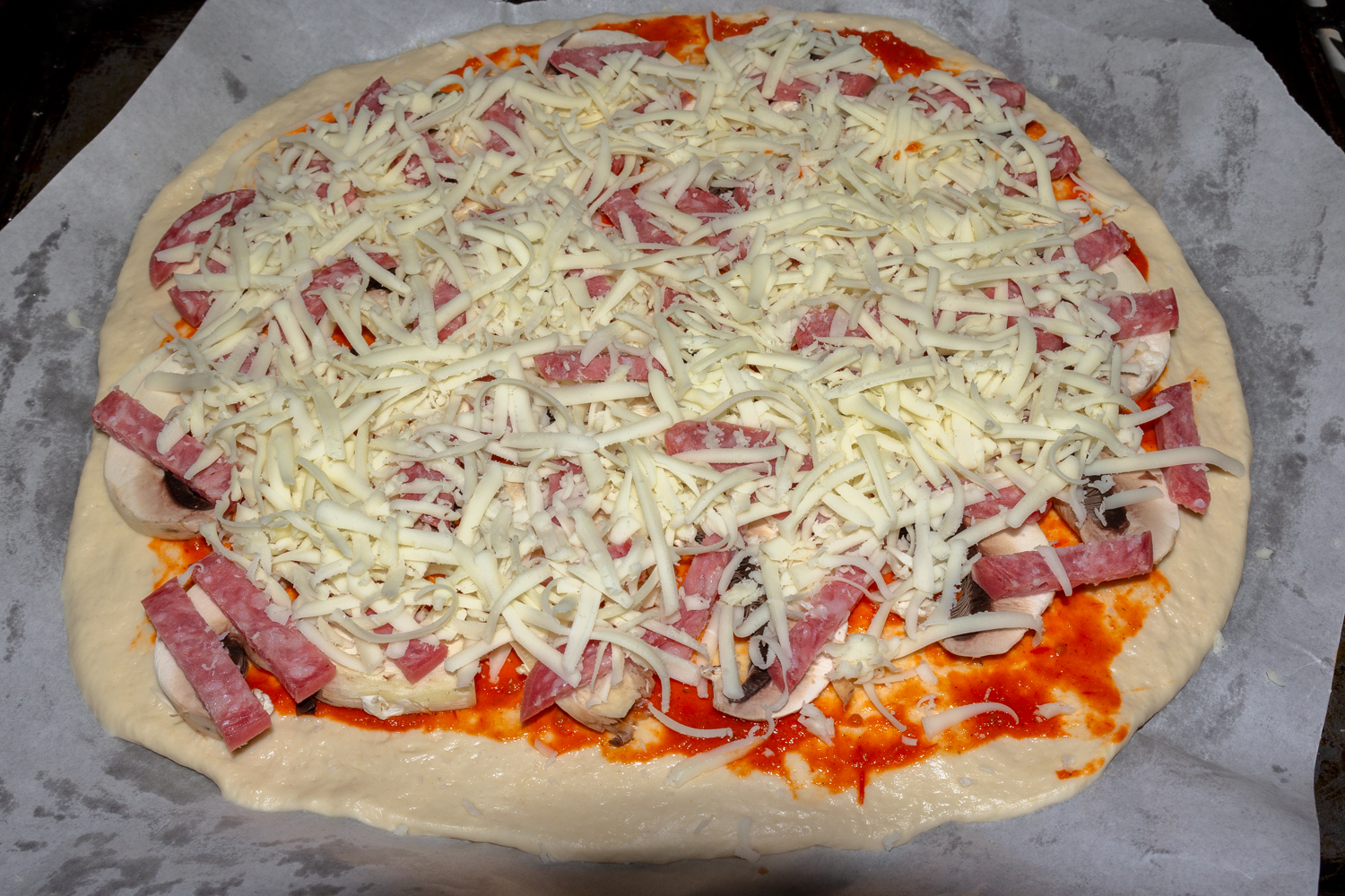 натертый сыр по рецепту Пицца с колбасой грибами и сыром