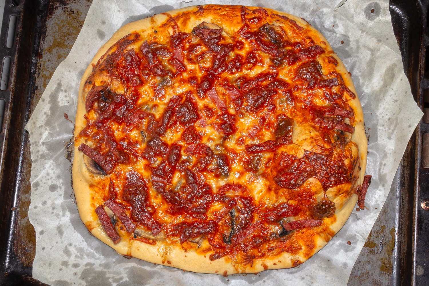 пицца приготовленная по рецепту Пицца с колбасой грибами и сыром