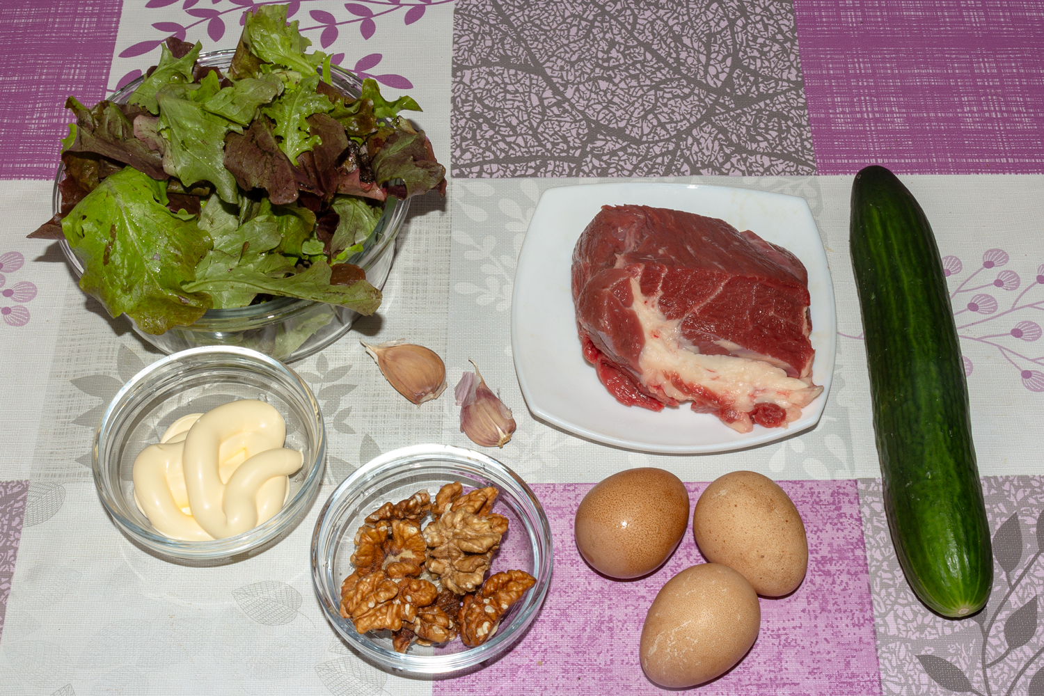 продукты для рецепта Салат Римский с говядиной и яичными блинчиками