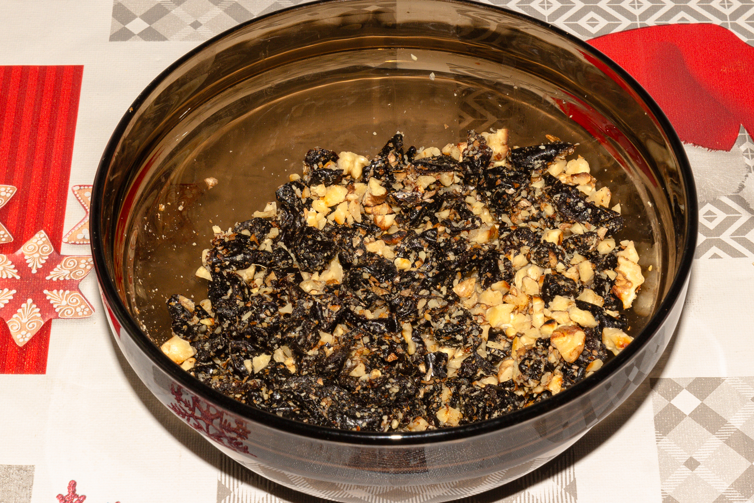 измельченные орехи и чернослив по рецепту Салат Восторг
