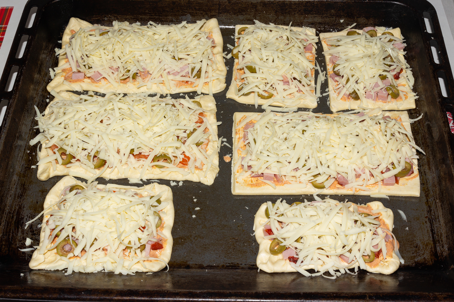 сыр выложенный по рецепту Мини пицца из слоеного теста