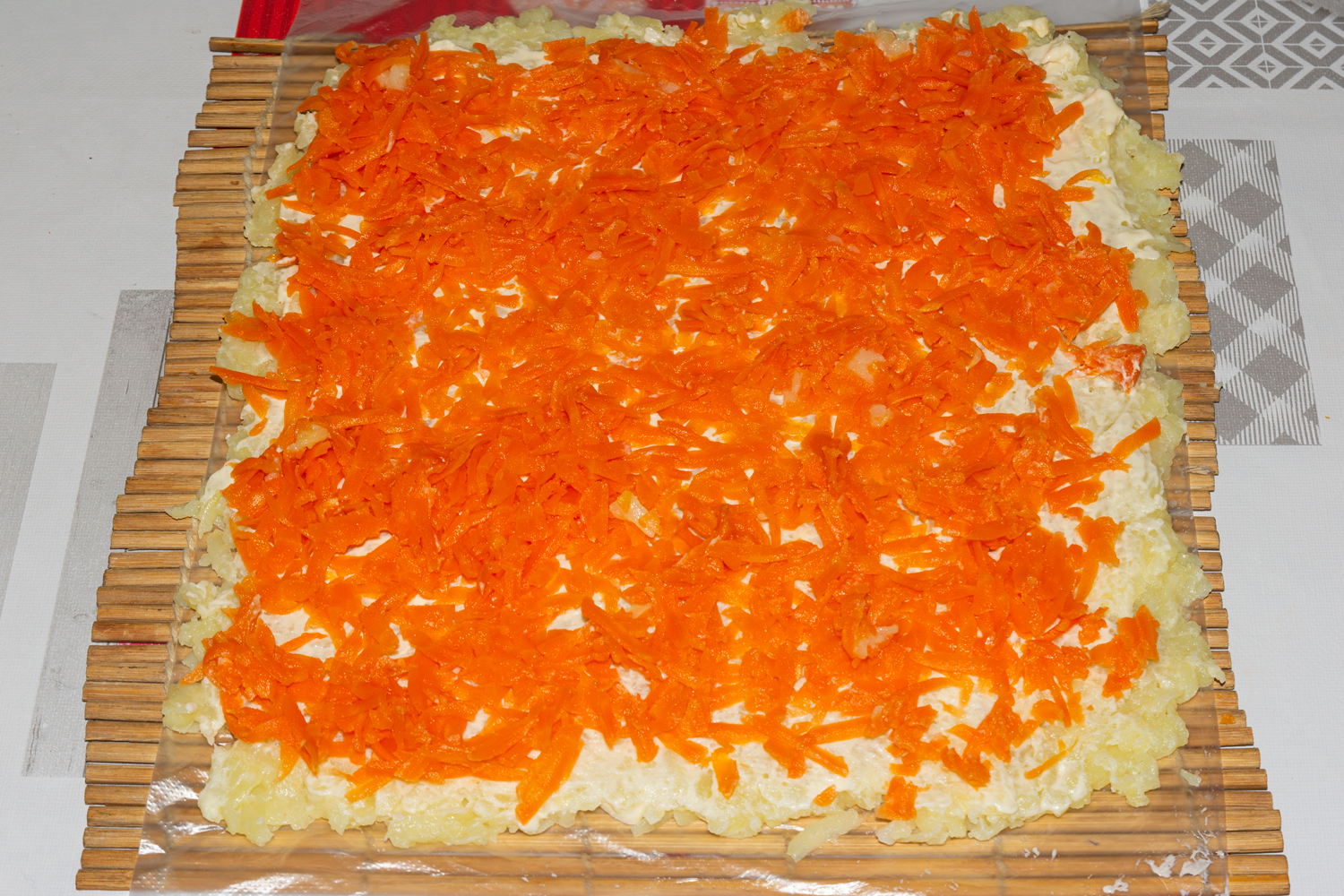 слой из моркови по рецепту Салат-рулет с форелью и плавленым сыром