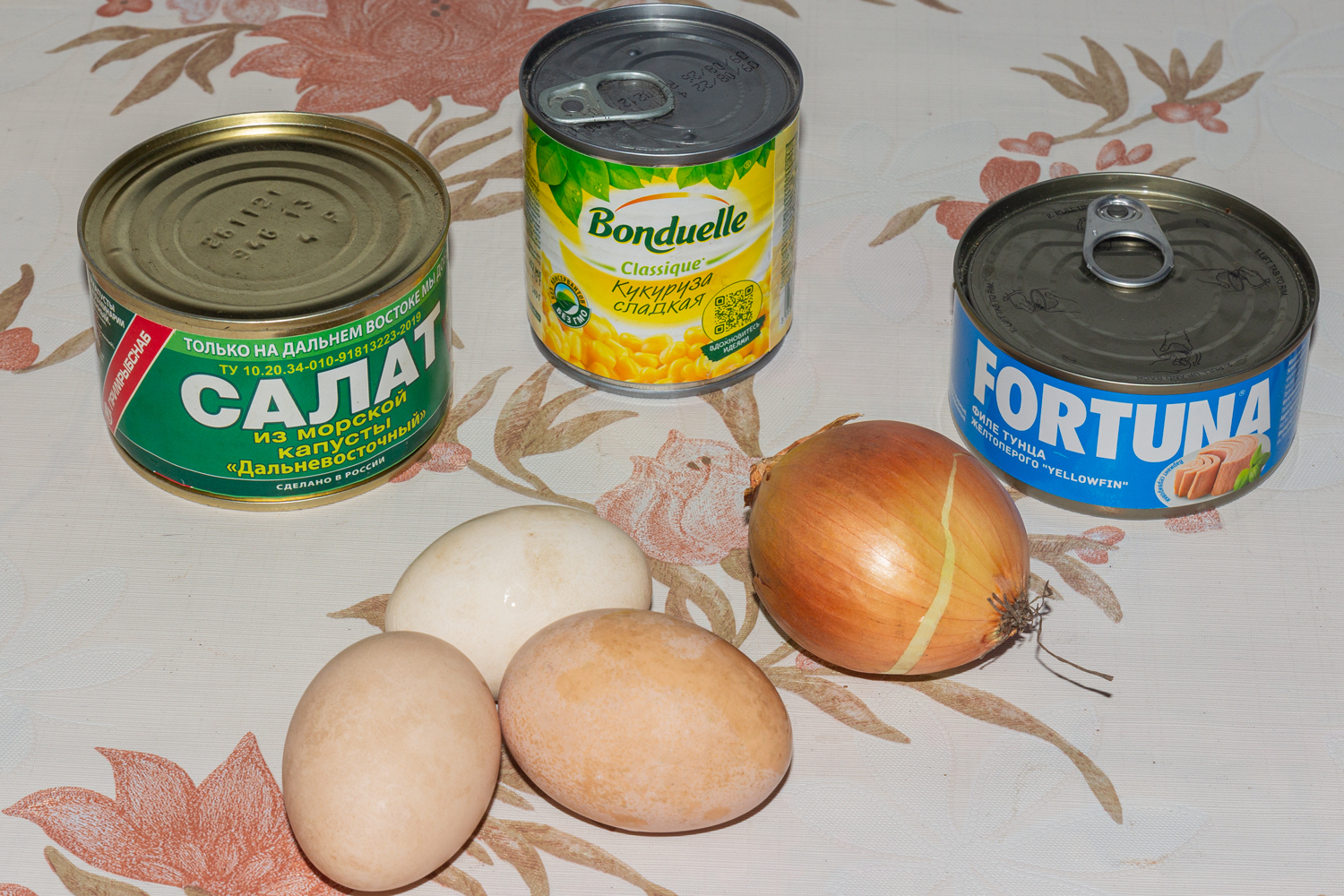 продукты для рецепта Салат с морской капустой и кукурузой