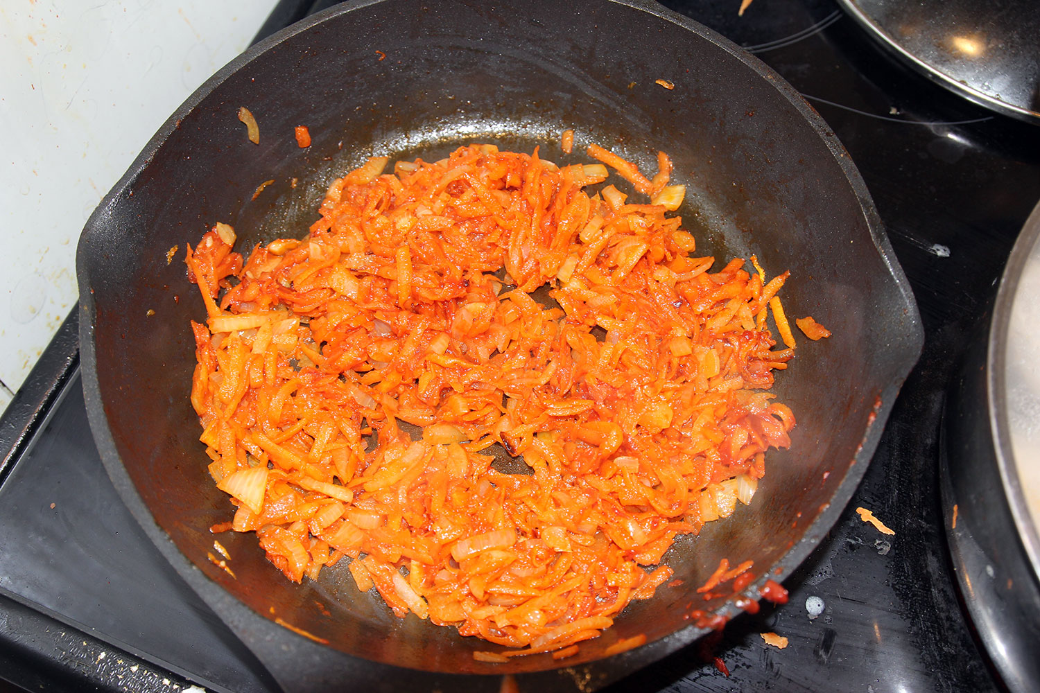 Обжариваем рук и морковь для тефтель маминых