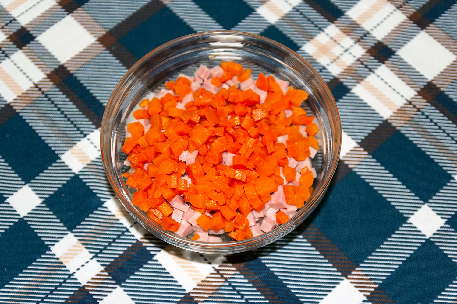 Нарезать морковь кубиками для рецепта