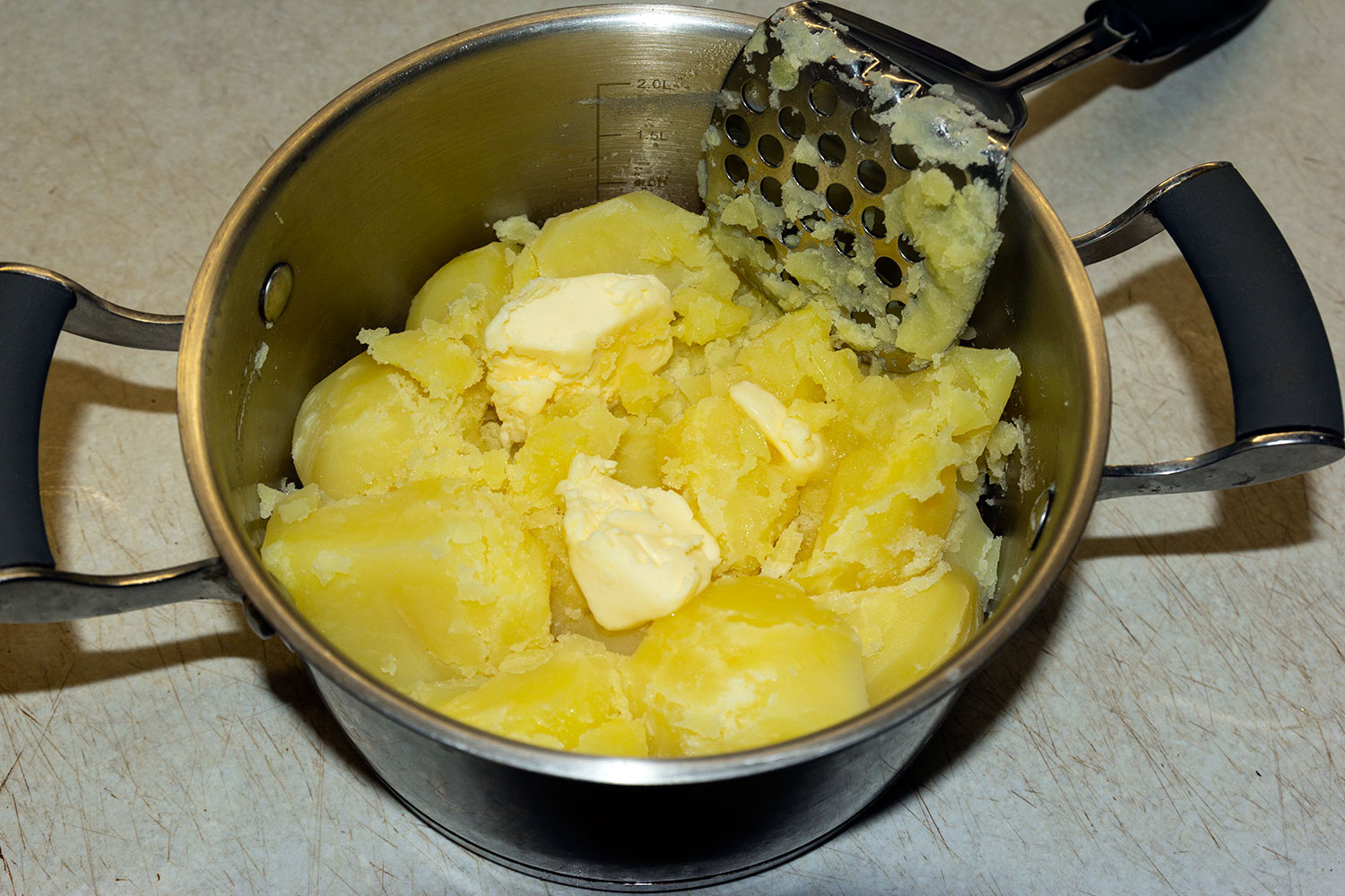 Разминаем картофель с маслом для картофельного пюре