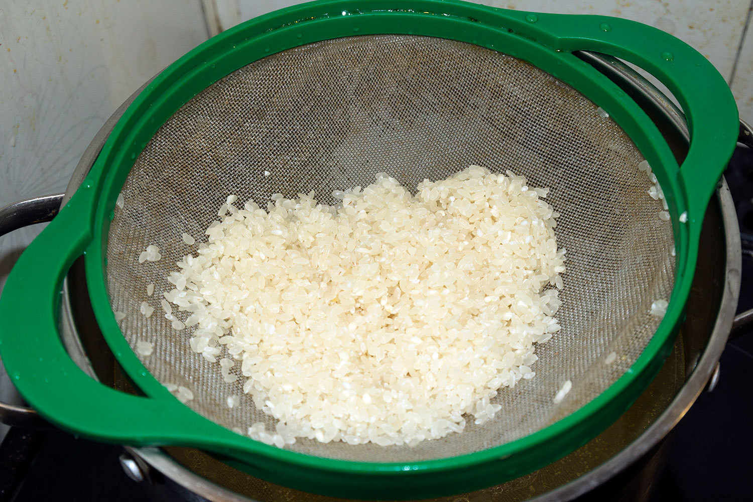 Подготавливаем рис для супа