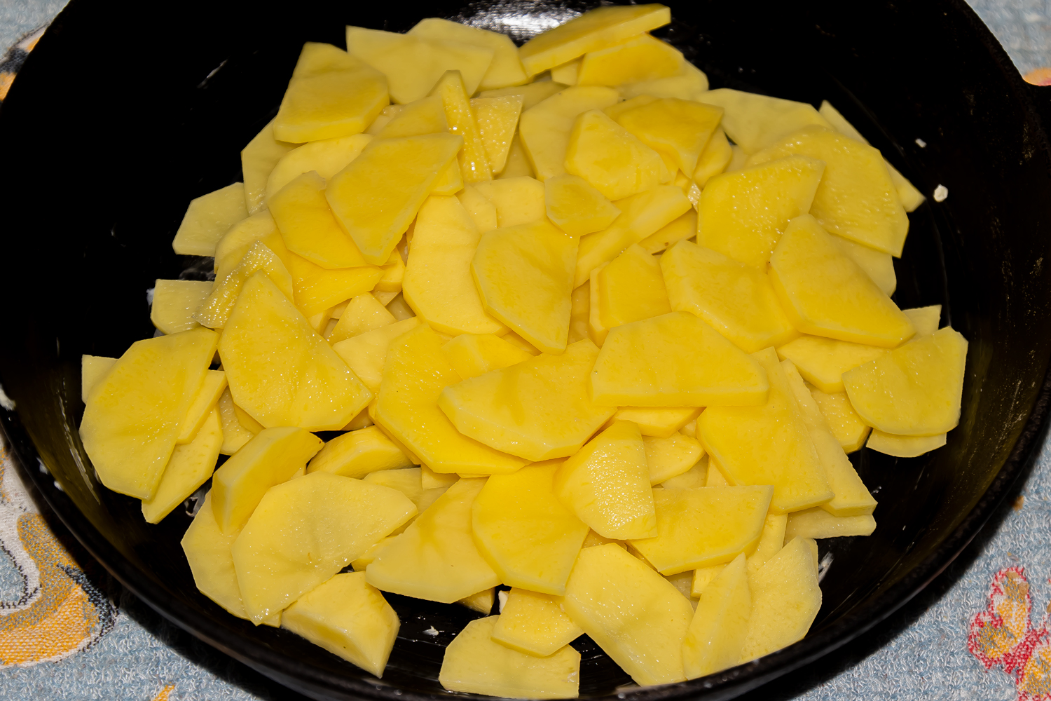 нарезанный картофель по рецепту Яичница по-деревенски