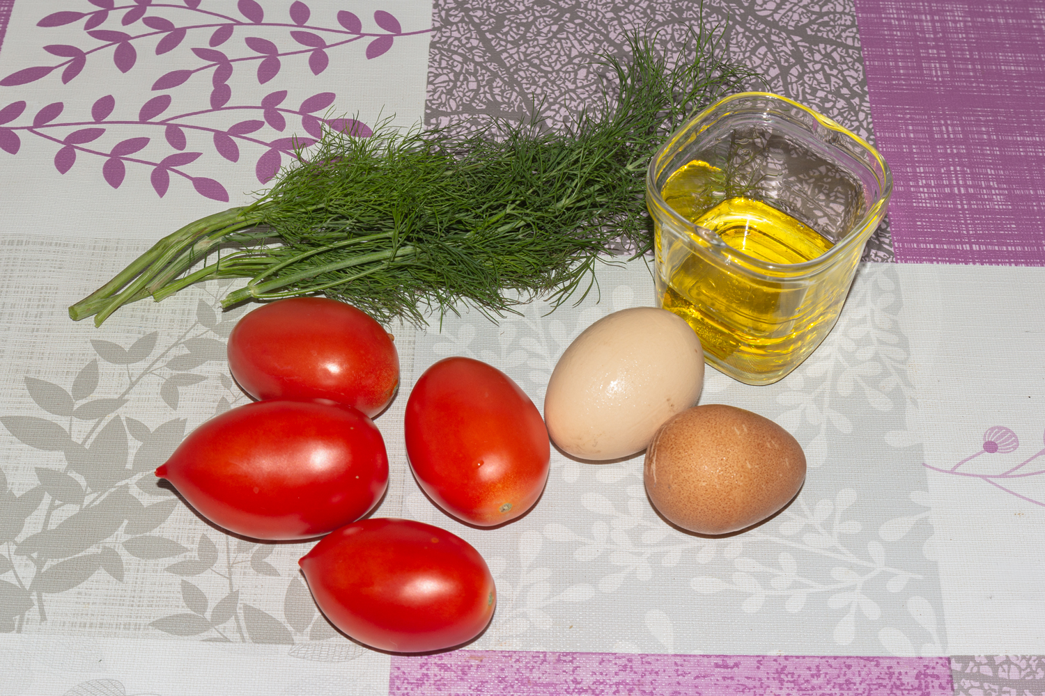 продукты для рецепта Салат из помидоров и яиц 