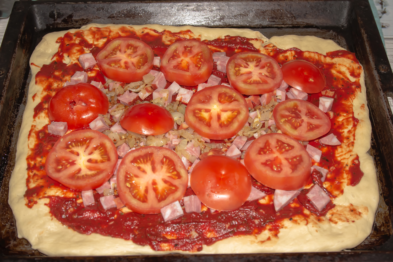 все ингредиенты выложены на тесто по рецепту Пицца с колбасой (2)