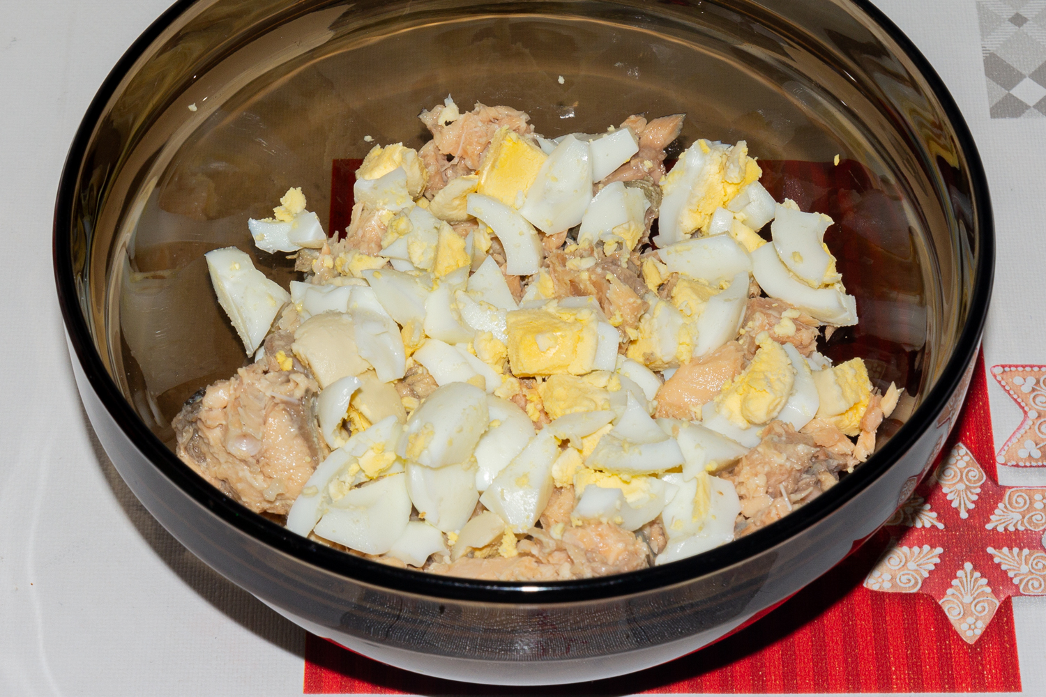 измельченные яйца по рецепту Салат с консервированной горбушей
