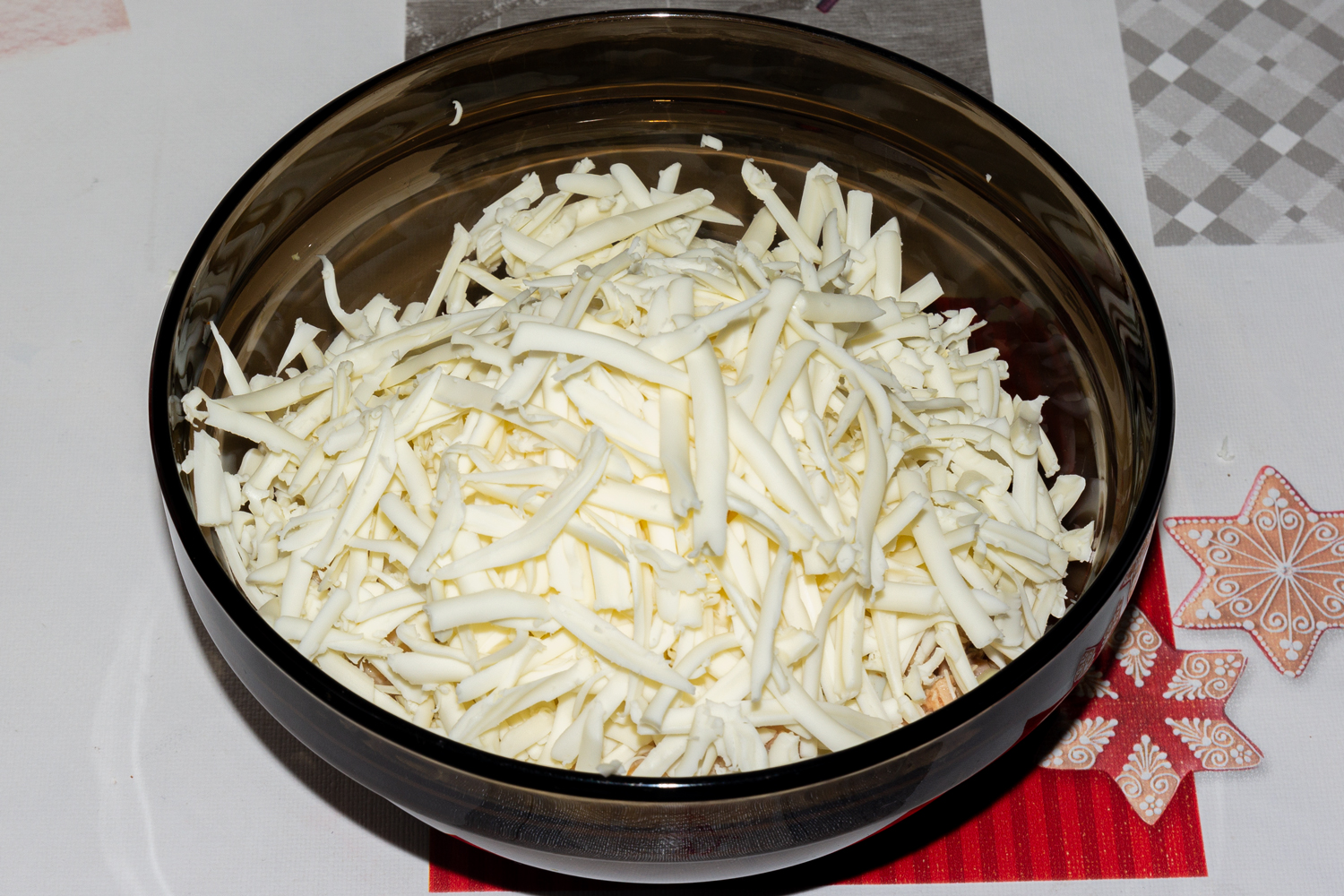 измельченный сыр по рецепту Салат с консервированной горбушей
