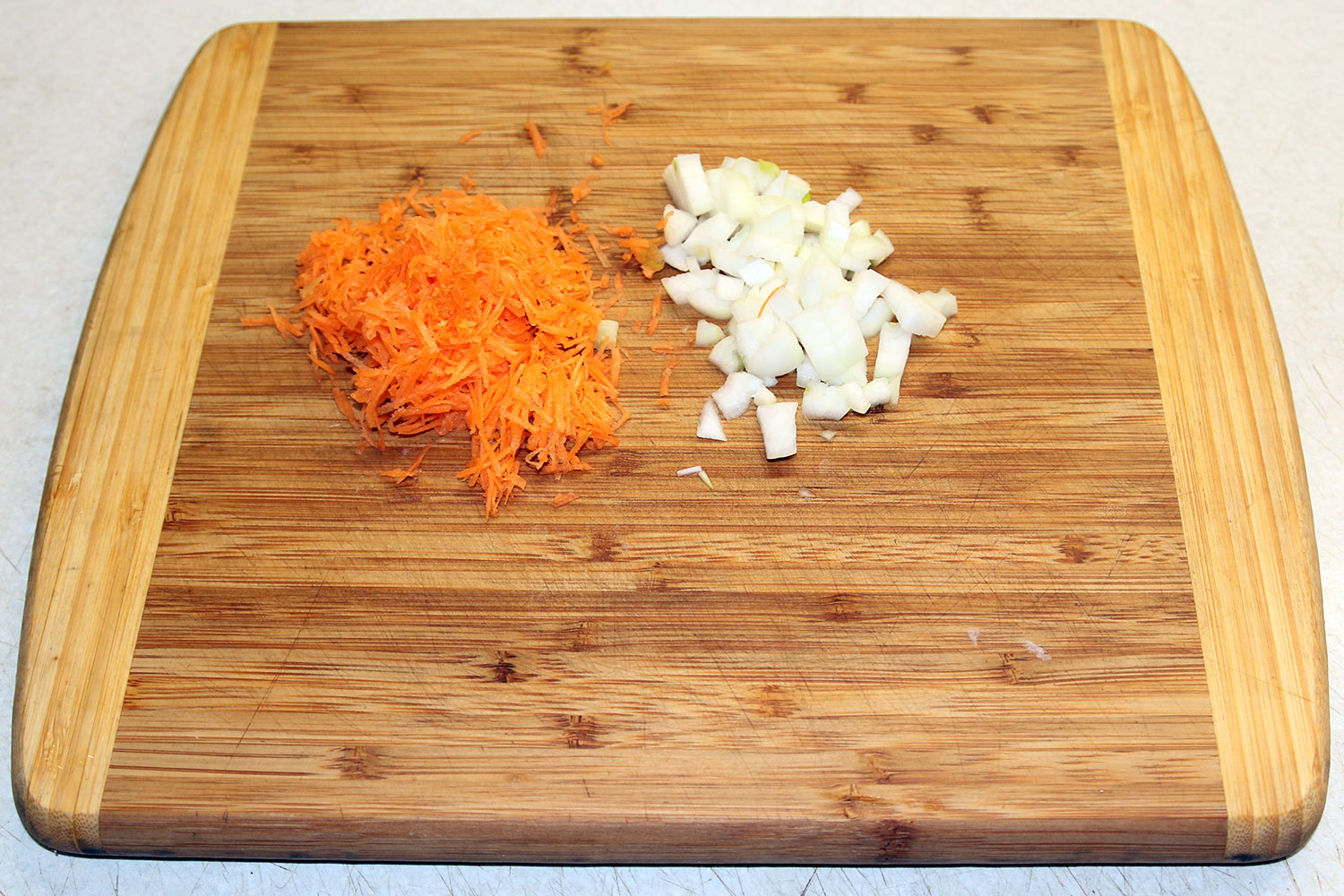 Добавляем морковь и лук для супа с фрикадельками