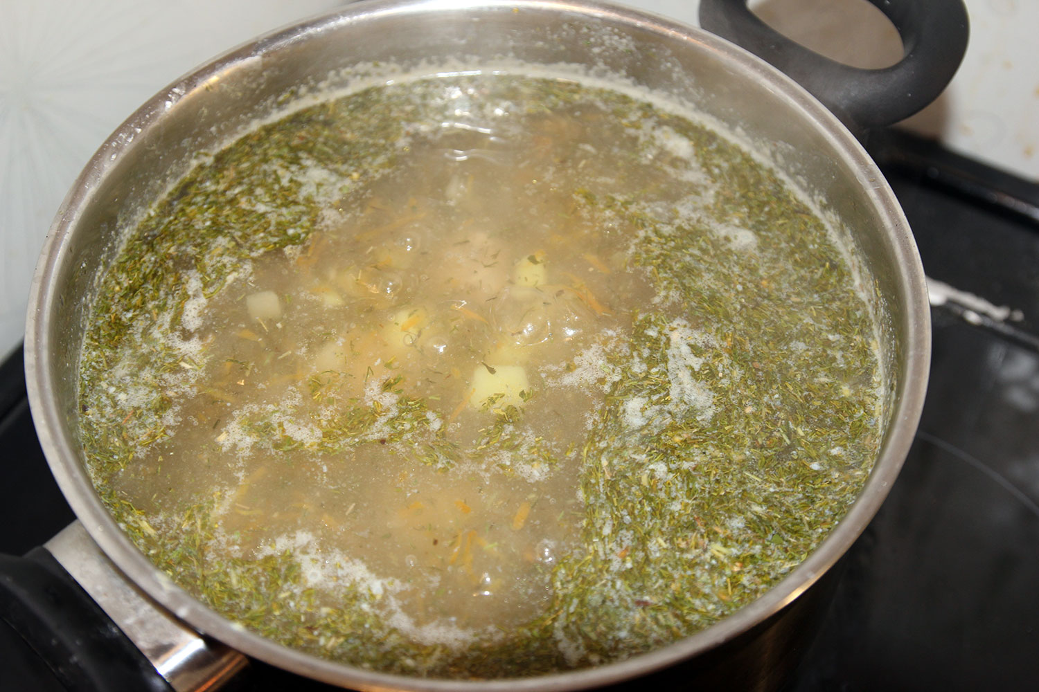 Добавляем зажарку и фрикадельки в суп с фрикадельками