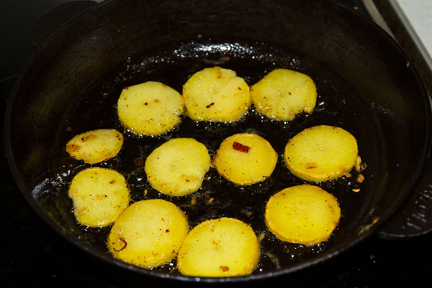 Обжариваем картофель для рецепта картофель по-тирольски