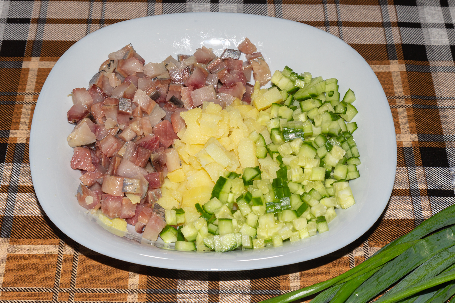 нарезанные продукты по рецепту Картофельный салат с сельдью иваси