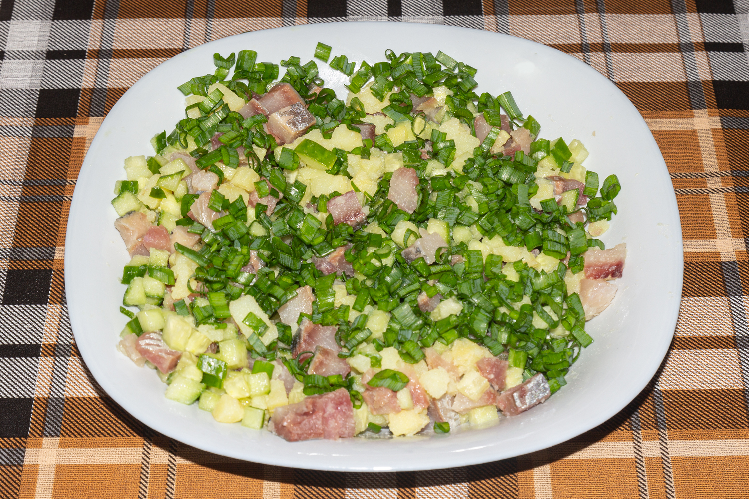 смешанные продукты по рецепту Картофельный салат с сельдью иваси
