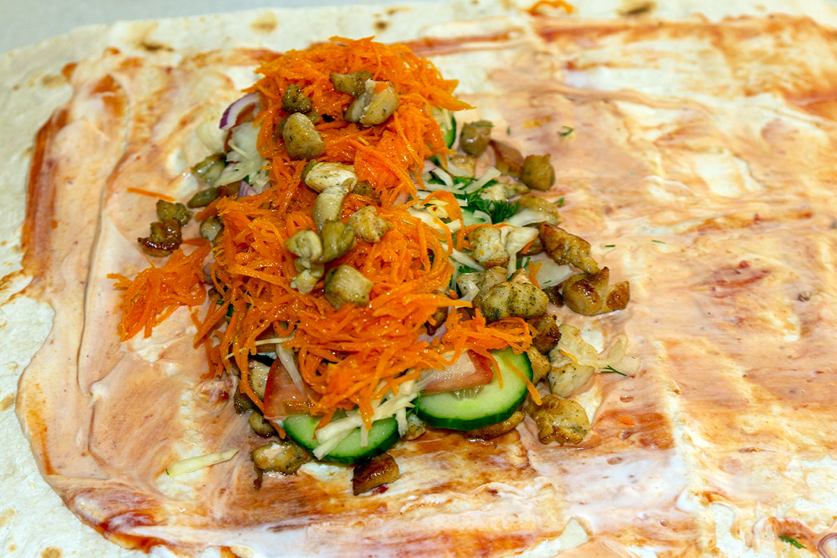 Мясо и корейская морковь на лаваше для шаурмы