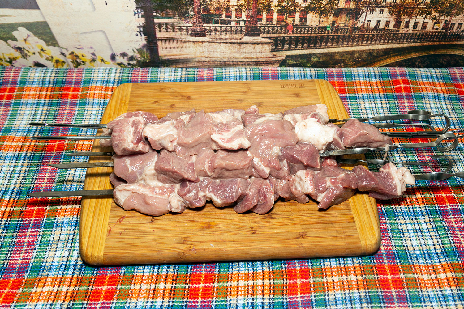 Нанизать мясо на шампуры по рецепту