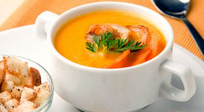 Пикантный морковный суп с чесночными гренками