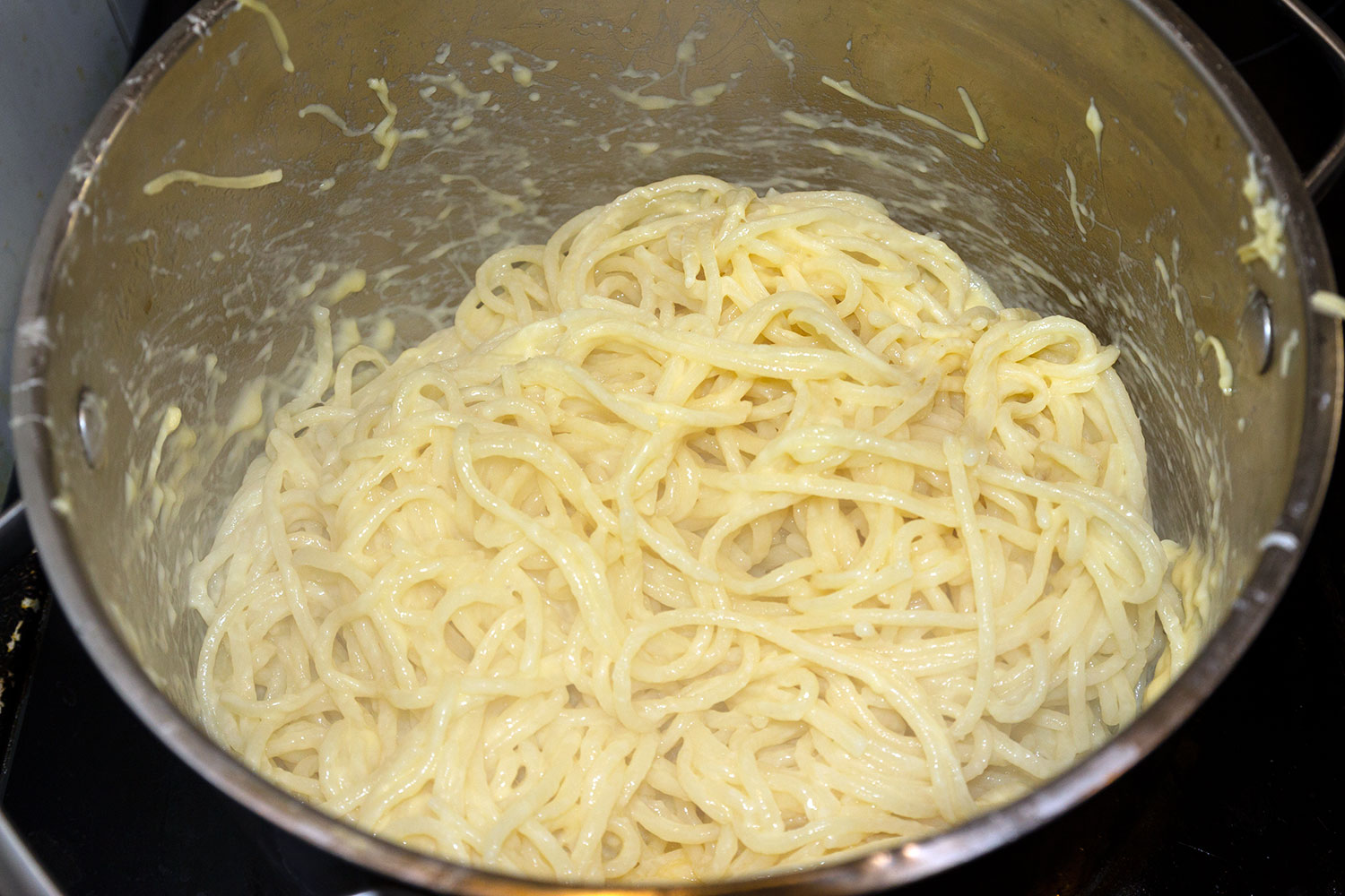 Добавляем пармезан с желтками в спагетти