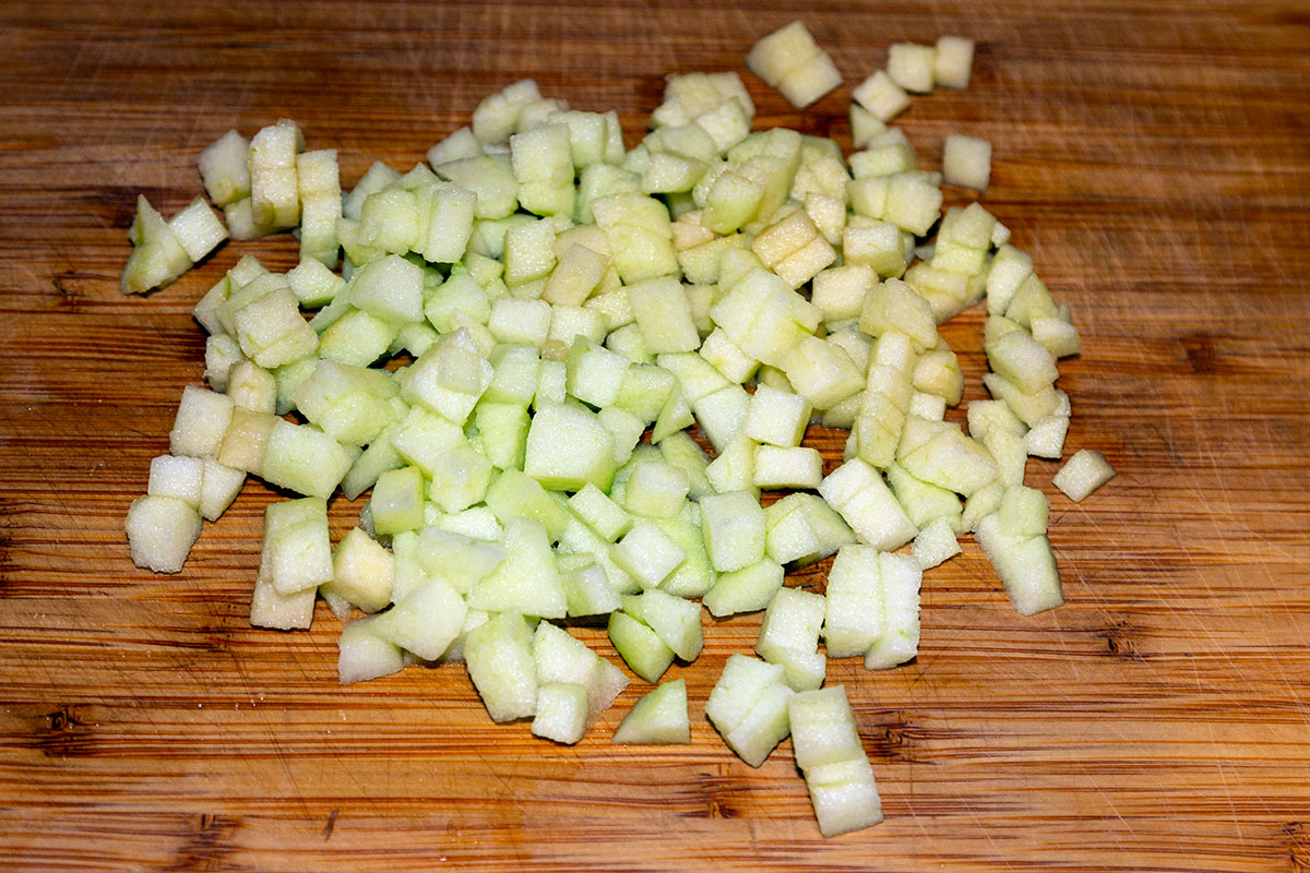 Яблоко нарезанное кубиками для салата Влада