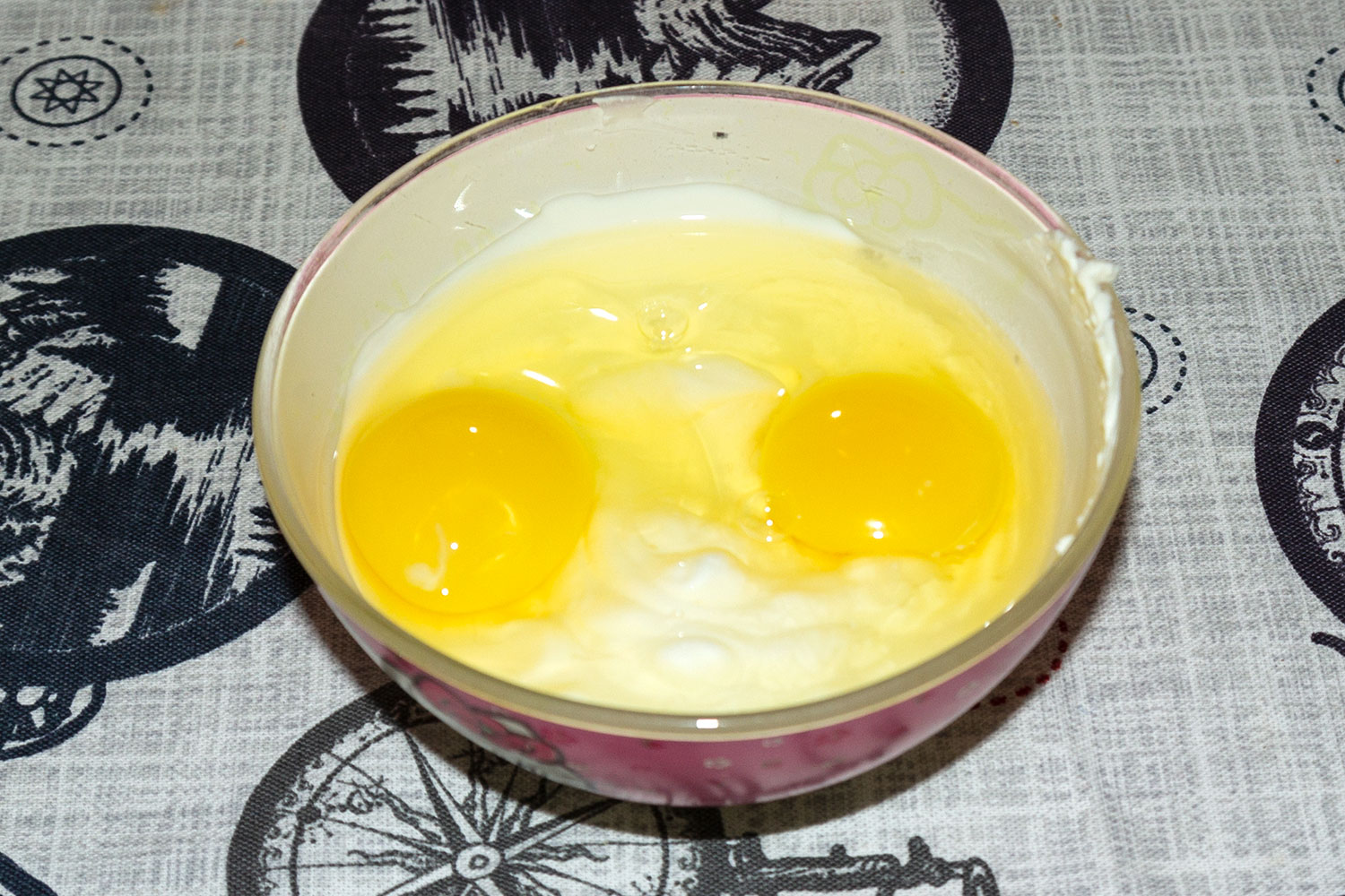 Яйца взбить со сметаной для рецепта