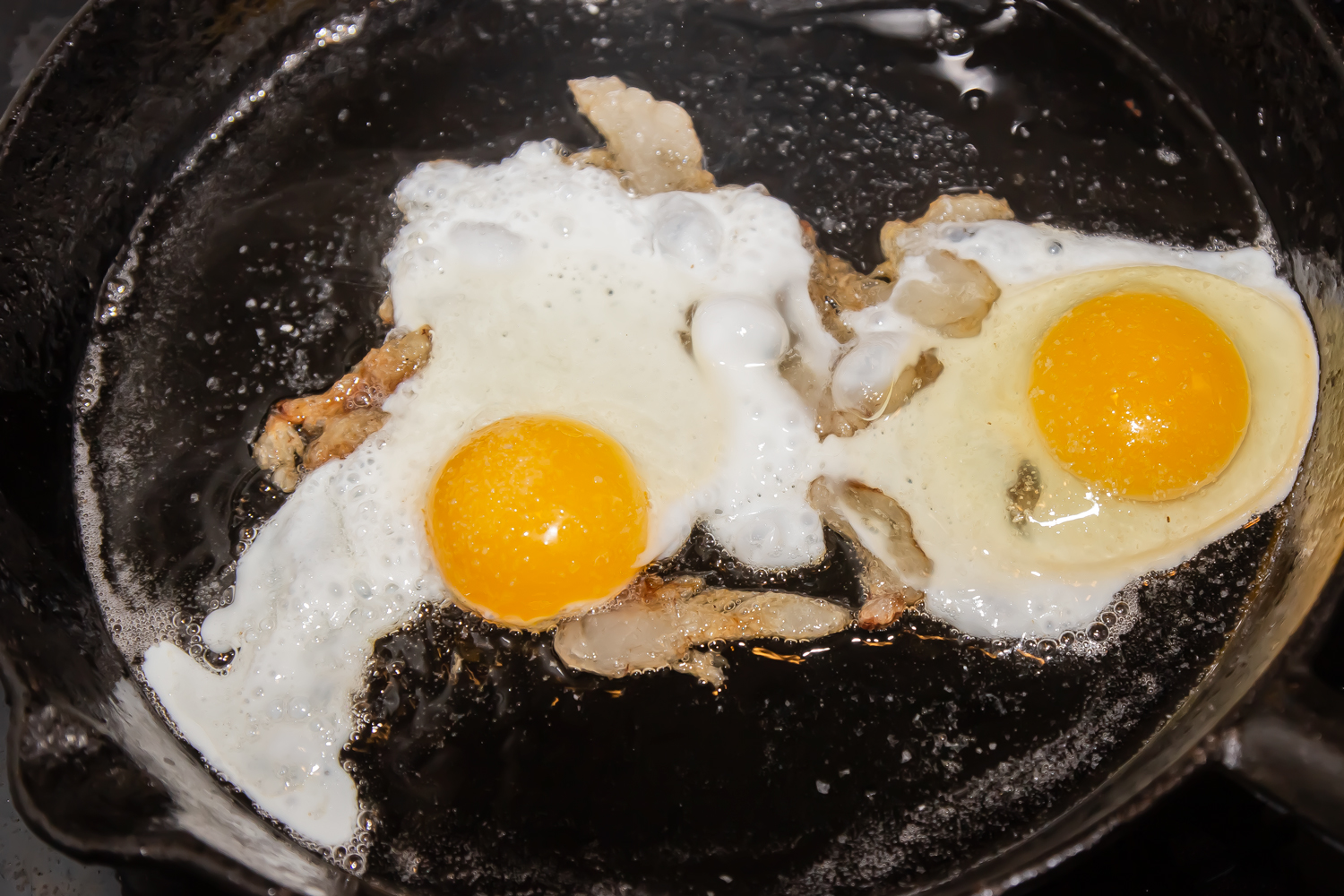 жареные яйца по рецепту Яичница-глазунья на сале