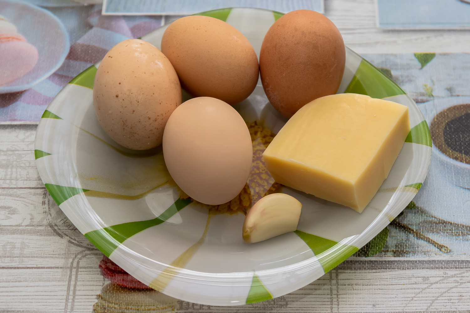 продукты для рецепта Яйца, фаршированные сыром и чесноком