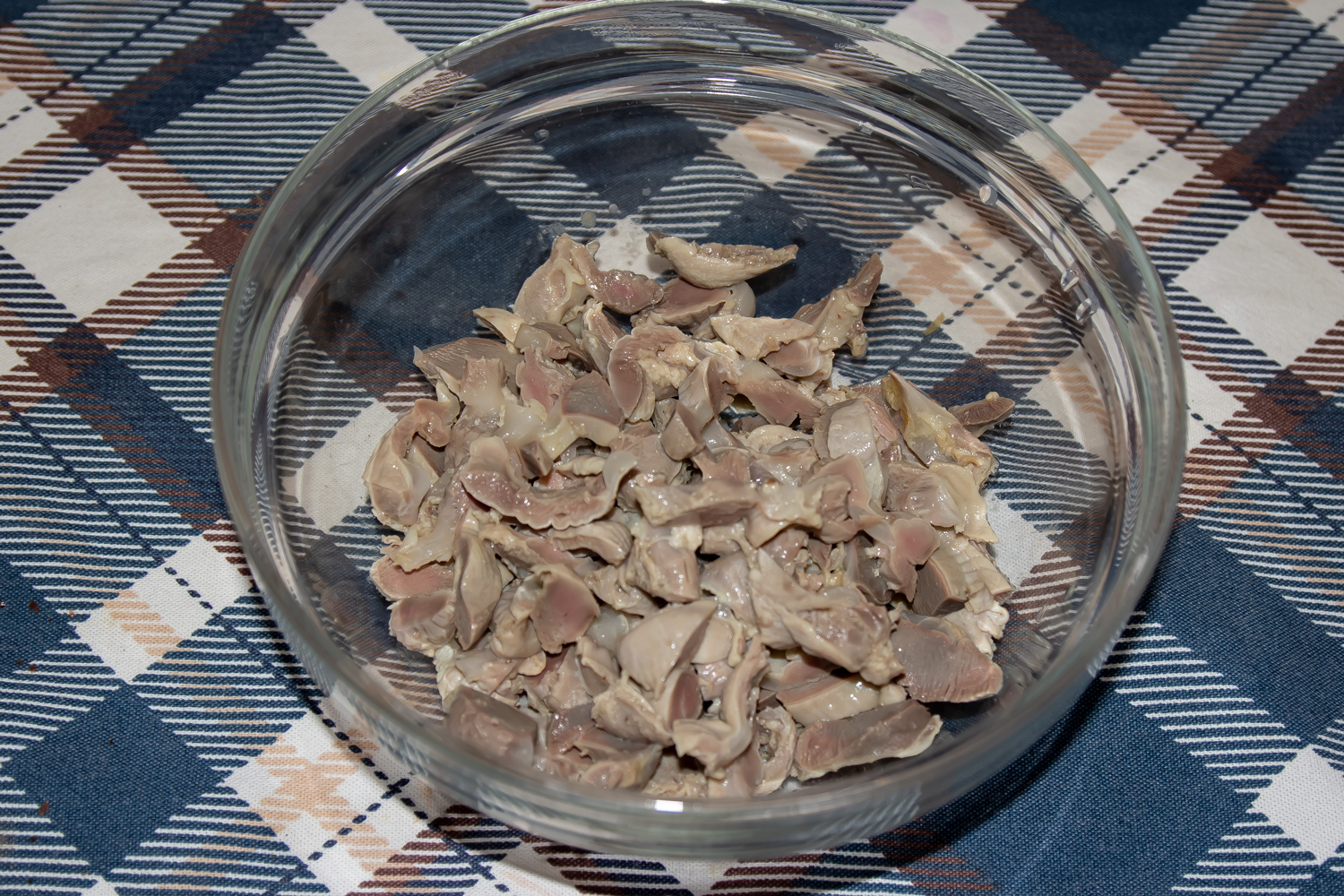нарезанные желудки по рецепту Салат с куриными желудками и луком 