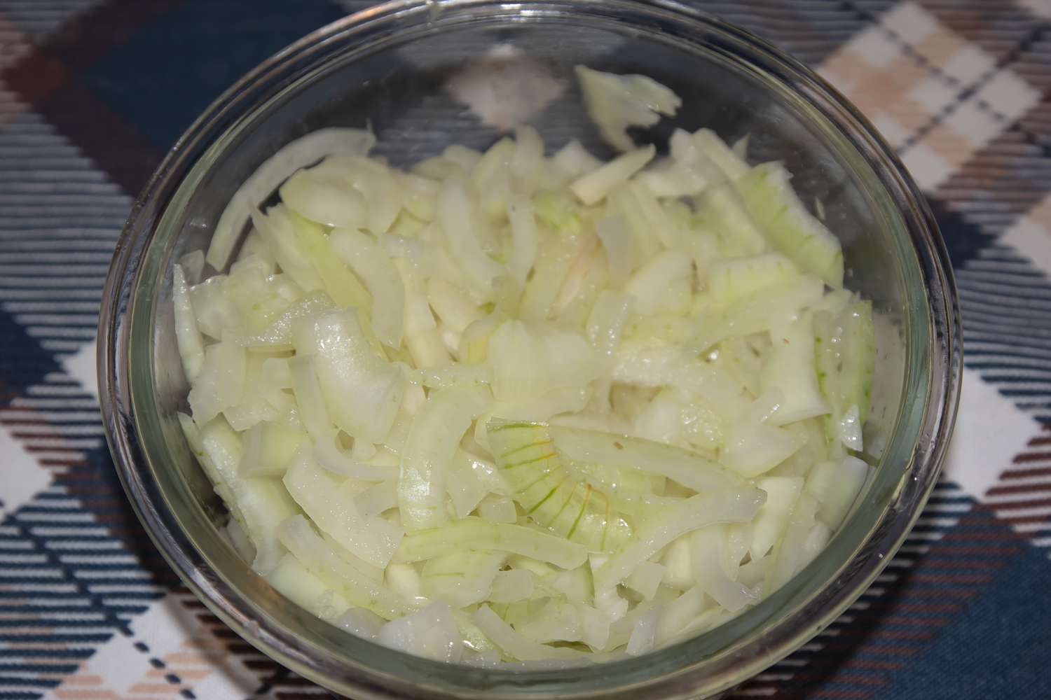 измельченный лук по рецепту Салат с куриными желудками и луком 