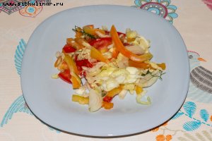 Салат из капусты, помидоров и болгарского перца