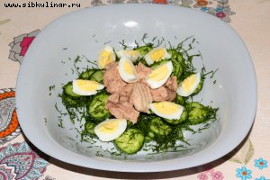Салат с огурцами, печенью трески и перепелиными яйцами