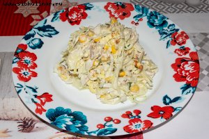 Капустный салат с курицей и кукурузой