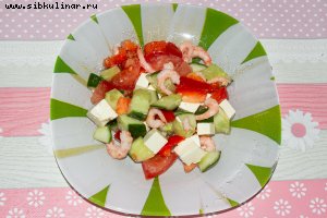 Овощной салат с креветками и сыром Фета