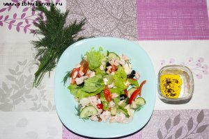 Салат с копчёной курицей, помидорами и огурцами